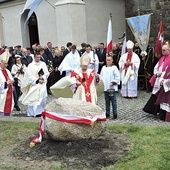 ▲	Po Mszy św. poświęcony został pamiątkowy głaz. 