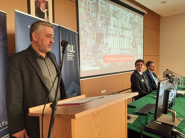 ▲	Paweł Okołowski podczas wystąpienia w Lublinie.