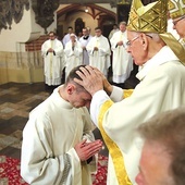 	Nałożenie rąk przez biskupów i księży zgromadzonych w legnickiej katedrze.
