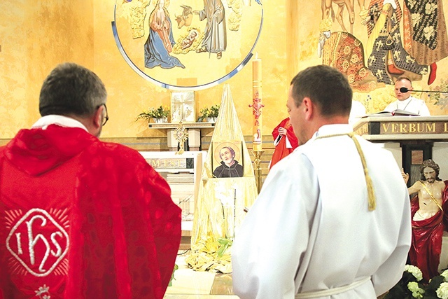 	Oprócz fragmentu kości do kościoła trafiła też ikona patrona Polski.