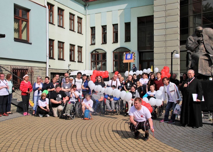 Pielgrzymka "Ogień Lolek" pod pomnikiem św. Jana Pawła II w Bielsku-Białej w 2017 r.