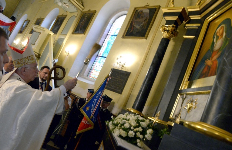 Obraz Matki Bożej Miłosierdzia, kopia wileńskiego wizerunku, będzie pamiątką jubileuszu świątyni. Poświęcił go abp Wacław Depo.