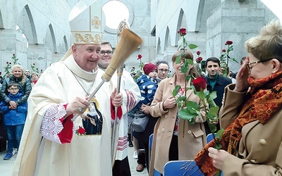 Uroczystość zakończyła się poświęceniem róż,  które są symbolem świętej augustianki.