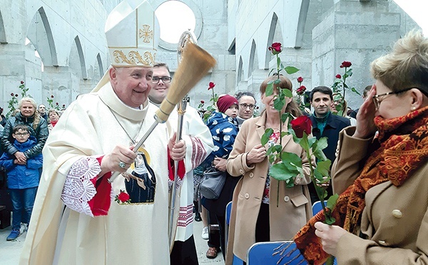 Uroczystość zakończyła się poświęceniem róż,  które są symbolem świętej augustianki.