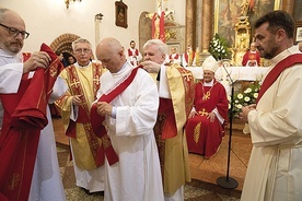 Diakoni stali, którymi mogą zostać tylko żonaci mężczyźni, po przyjęciu sakramentu dalej żyją w świecie, choć są włączeni w Kościół hierarchiczny.