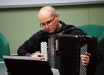 ▲	Robert Furs ocenia, że akordeon zaczyna aspirować  do stania się instrumentem solowym i klasycznym.