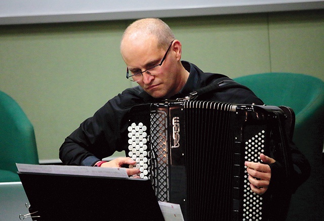 ▲	Robert Furs ocenia, że akordeon zaczyna aspirować  do stania się instrumentem solowym i klasycznym.