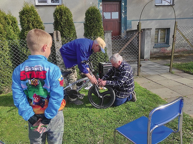 ▲	Pan Krzysztof i Jurij z Charkowa, którzy bardzo szybko odnaleźli wspólny język, niosą pomoc także najmłodszym pasjonatom dwóch kółek.