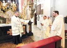 Austriacy otrzymali relikwie z odpowiednimi certyfikatami podpisanymi przez ks. Piotra Filasa SDS i abp. Józefa Kupnego.