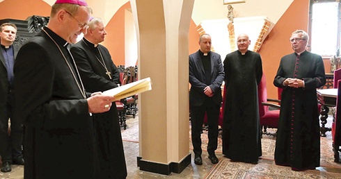 ▲	Metropolita gdański dziękował księżom za dotychczasową posługę oraz przyjęcie dekretów.