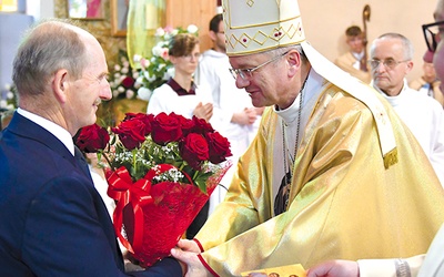 Mszy św. z okazji 10.  rocznicy wprowadzenia relikwii 22  maja przewodniczył bp Tadeusz Lityński.