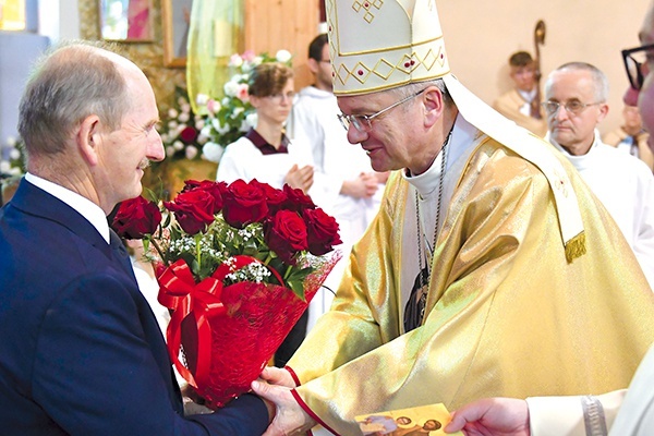 Mszy św. z okazji 10.  rocznicy wprowadzenia relikwii 22  maja przewodniczył bp Tadeusz Lityński.