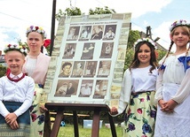 ▲	Do „Zakątka siostry Dulcissimy” trafiła tablica ze zdjęciami  jej brzeskich przyjaciół.