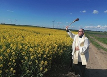 ▲	– Widzę, że ja uczę parafian Ewangelii, a oni uczą mnie, jak mam tę Ewangelię im czytać – mówi ks. Wojciech Milczarek. 