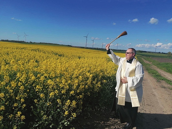 ▲	– Widzę, że ja uczę parafian Ewangelii, a oni uczą mnie, jak mam tę Ewangelię im czytać – mówi ks. Wojciech Milczarek. 