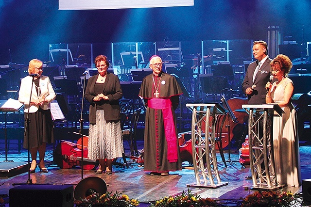 ▼	Małgorzata Mańka-Szulik, abp Wiktor Skworc i Danuta Kamińska oficjalnie zainaugurowali święto.