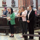▲	Relikwiarze wniosły (od lewej): Anna Meslin, Hanna Wilkoszyńska i Anna Lyszczyna z Civitas Christiana.