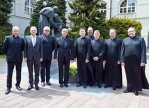 Z rektorem (pierwszy z lewej) oraz z częścią promotorów i recenzentów przed pomnikiem Jana Pawła II i kard. Stefana Wyszyńskiego na dziedzińcu KUL.