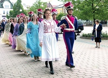 Poloneza tańczono  do muzyki Wojciecha Kilara z ekranizacji  „Pana Tadeusza” Andrzeja Wajdy. 