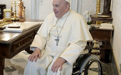 Papież powiedział włoskim biskupom, że nie chce operacji 