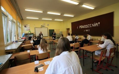 Uczniowie z Ukrainy na egzaminie ósmoklasisty mieli do wyboru napisanie rozprawki lub opowiadania