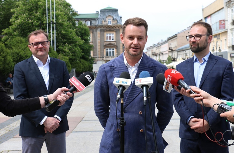 Do oglądania występów artystów ulicznych zachęcają (od lewej): Radosław Witkowski, Adrian Pruski, Mateusz Tyczyński.