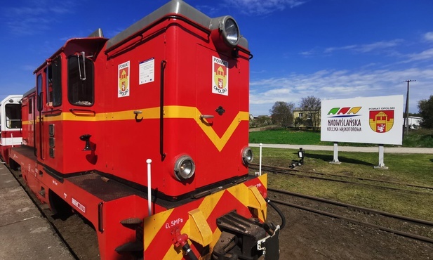 Tabor ciągnie rumuńska lokomotywa spalinowa. 