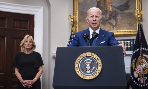 Po masakrze w teksańskiej szkole prezydent Biden apeluje o restrykcje w sprzedaży broni palnej