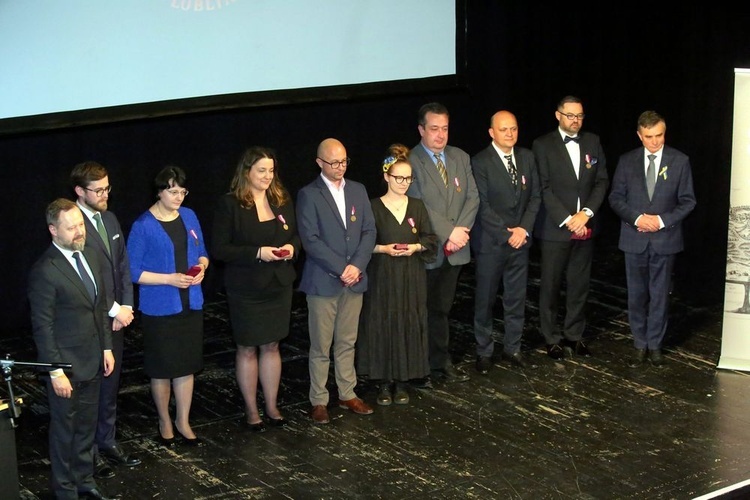 Jubileusz biblioteki był okazją do podziękowań i wręczenia odznaczeń.