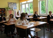 Ósmoklasiści piszą egzamin z matematyki