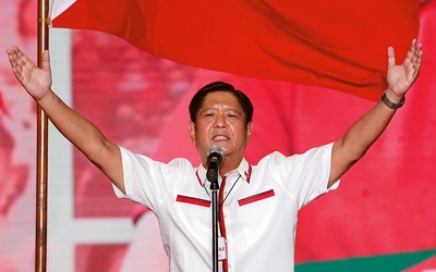 „Bongbong” Marcos świętuje wyborcze zwycięstwo.