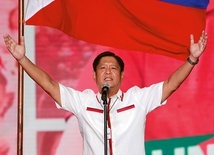 „Bongbong” Marcos świętuje wyborcze zwycięstwo.