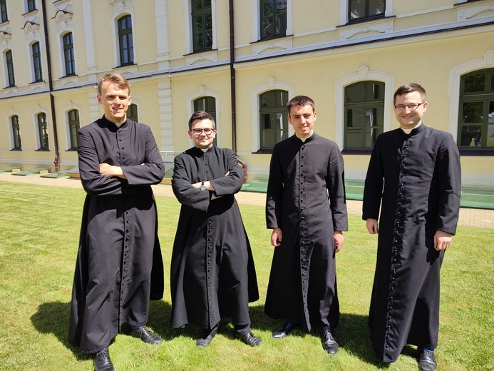 Przyszli księża. Od lewej: Michał, Arek, Wiktor, Paweł.