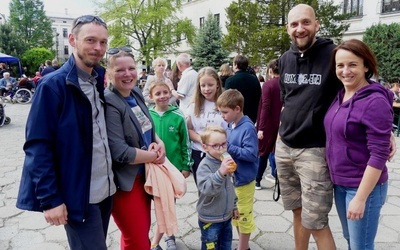 Mamy, tatusiowie i ich pociechy tłumnie odwiedzili dziedziniec boromeuszek podczas święta rodzin.