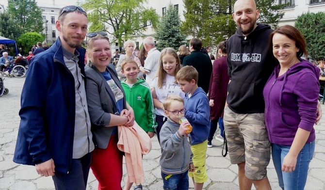 Mamy, tatusiowie i ich pociechy tłumnie odwiedzili dziedziniec boromeuszek podczas święta rodzin.