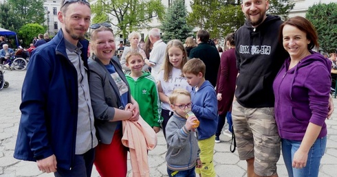 Mamy, tatusiowie i ich pociechy tłumnie odwiedzili dziedziniec boromeuszek podczas święta rodzin.