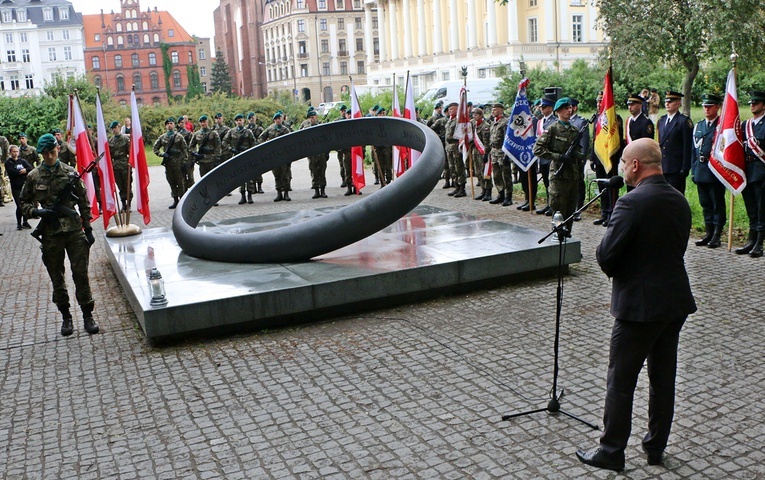 Bezwzględny bohater na skalę światową