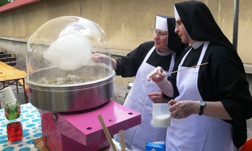 Siostry Noemi i Benedykta zadebiutowały przy produkcji waty cukrowej.