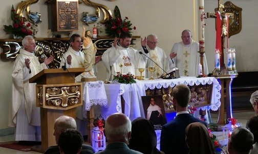 Duszpasterze celebrujący Mszę św. w dniu przekazania Trzebini relikwii bł. Franciszka Palau.