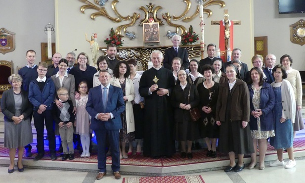 Przyjaciele Karmelu Misyjnego w dniu przekazania relikwii jego założyciela bł. Francszka Palau w Trzebini.