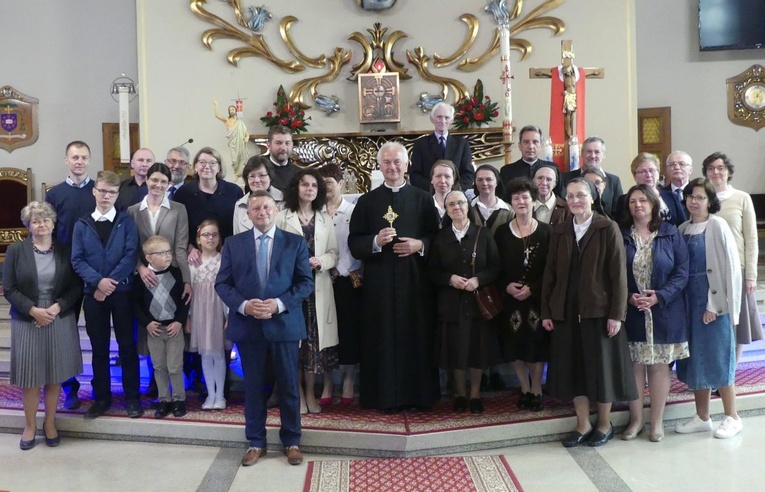 Przyjaciele Karmelu Misyjnego w dniu przekazania relikwii jego założyciela bł. Francszka Palau w Trzebini.