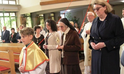 Wnoszące relikwie bł. Franciszka do kościoła w Trzebini, od prawej: Beata Gajzler, s. Agata Solas i Katarzyna Klonowska.