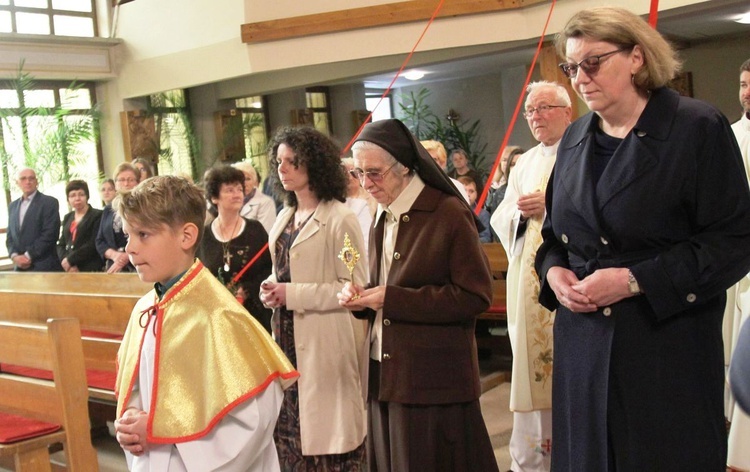 Wnoszące relikwie bł. Franciszka do kościoła w Trzebini, od prawej: Beata Gajzler, s. Agata Solas i Katarzyna Klonowska.