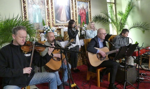 Zespół Hortus Dei z Konina podczas Mszy św. w Trzebini.