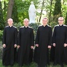 Neprezbiterzy w ogrodach seminaryjnych przy figurze Matki Bożej.