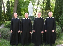 Neprezbiterzy w ogrodach seminaryjnych przy figurze Matki Bożej.