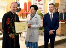 Jako pierwszy dyplom odebrał bp Marek Solarczyk.