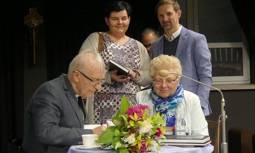 W czasie spotkania autorskiego nie mogło zabraknąć rozmów z czytelnikami i dedykacji do nabytych przez nich książek.