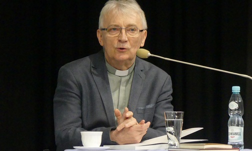 Ks. prof. Jerzy Szymik gościł w parafii NSPJ w Bielsku-Białej z najnowszym tomikiem swoich wierszy: "Ogród".