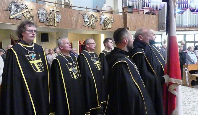 Rycerze podczas Mszy św. z okazji 102. rocznicy urodzin św. Jana Pawła II na os. Karpackim w Bielsku-Białej.